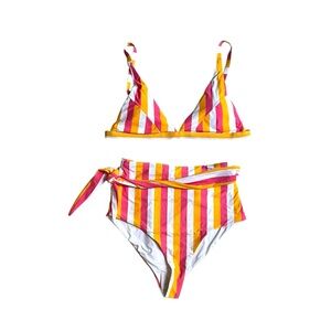 DIPPIN DAISY’S | NWT High Waisted Bottoms Size M
Triangle Top Size L